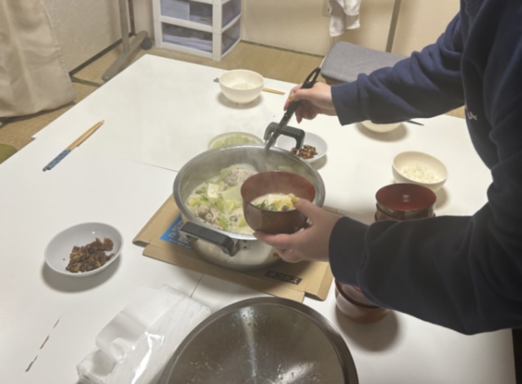 みんなで鍋を囲む宿泊研修の食事風景