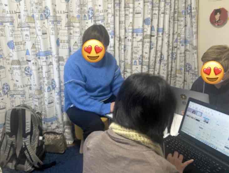 事務所で作業をする人たち