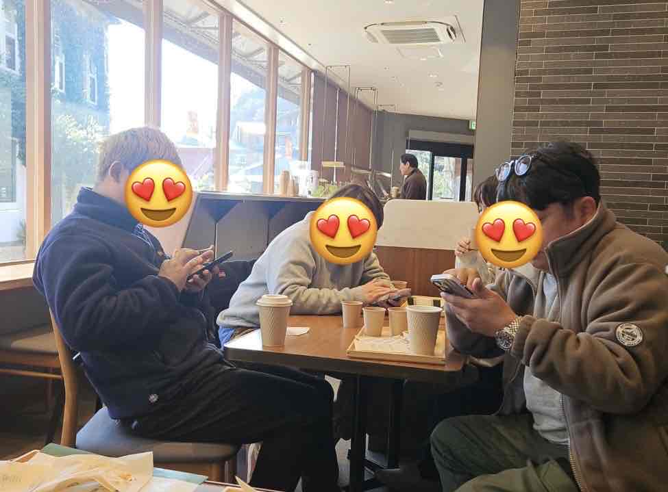 宿泊研修へ向かう途中に食事をしている様子