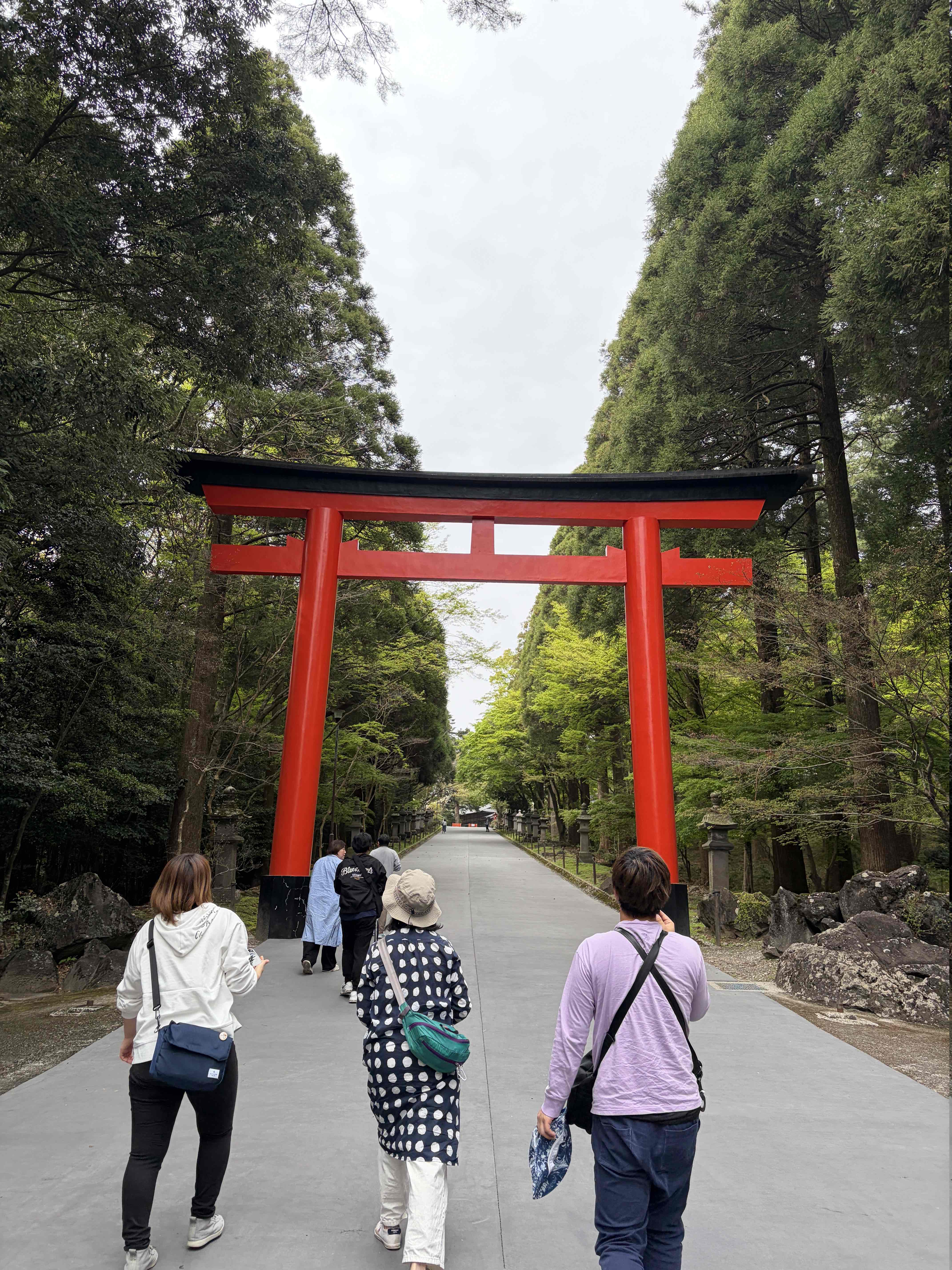 宿泊研修で神社を訪れた時の集合写真